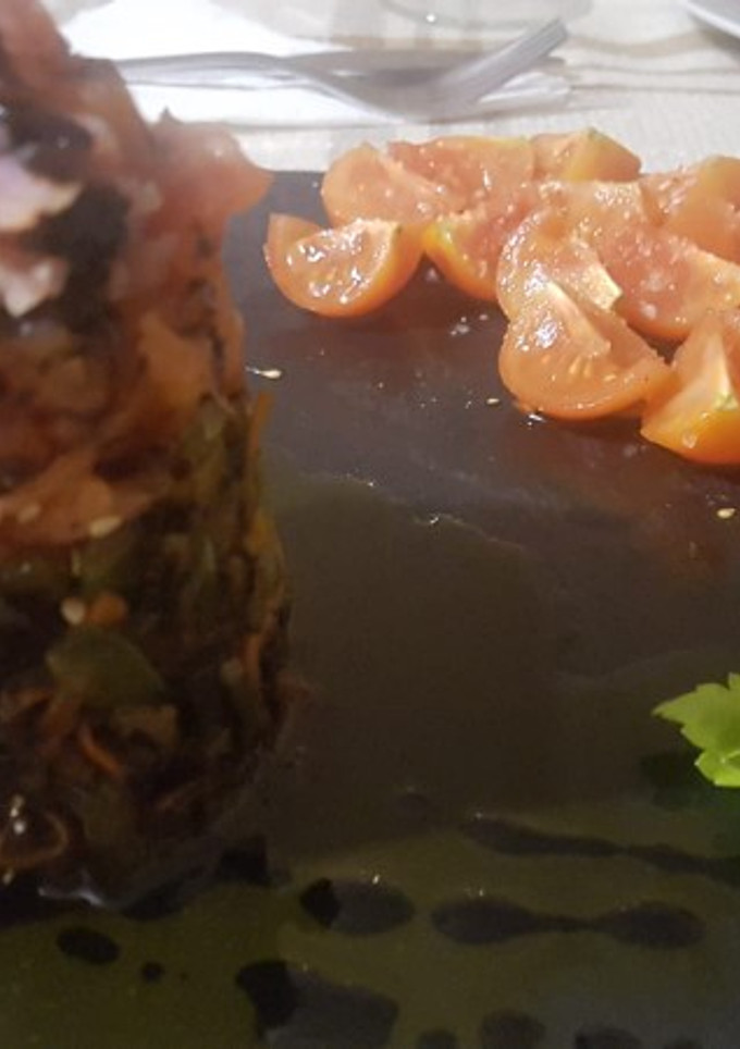 Una foto de Tartar con base de verduras y salmón ahumado y Atún ahumado