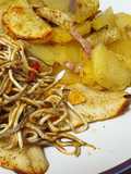 Abadejo marinado con gulas picantes y patatas con bacon
