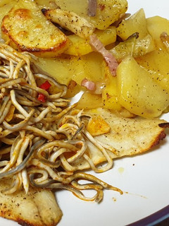 Una foto de Abadejo marinado con gulas picantes y patatas con bacon