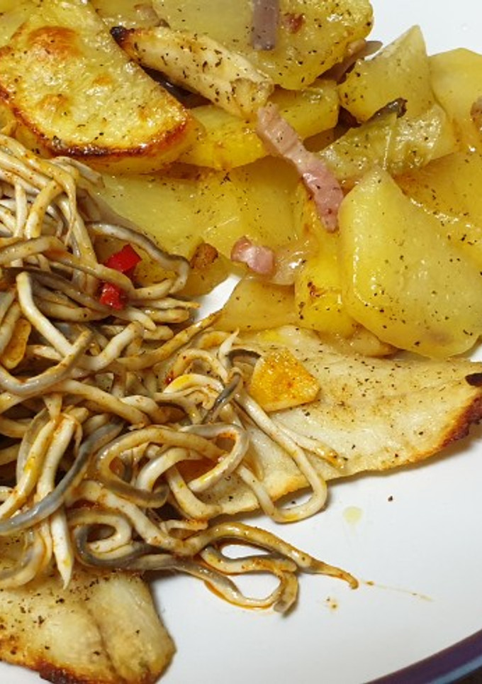 Una foto de Abadejo marinado con gulas picantes y patatas con bacon