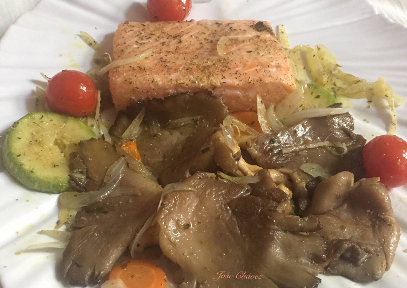 Salmón al horno con setas y verduras
