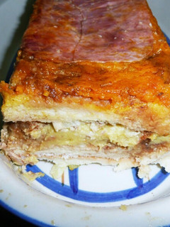 Una foto de Pastel salado de jamón, setas y queso