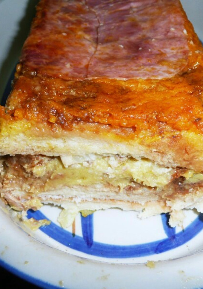 Una foto de Pastel salado de jamón, setas y queso