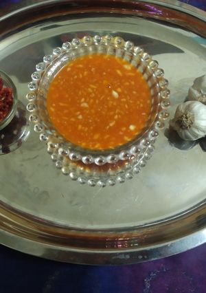 લસણનું પાણી અને લસણની ચટણી (Garlic Pani Garlic Chutney Recipe In Gujarati) રેસીપી મુખ્ય ફોટો
