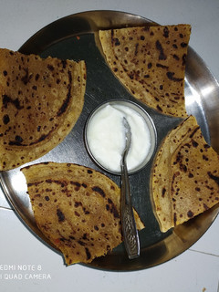 આલુ પરોઠા (Aloo Paratha Recipe In Gujarati) રેસીપી મુખ્ય ફોટો
