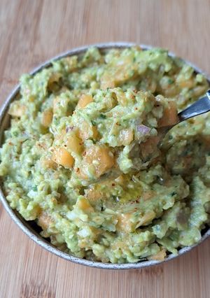 Une photo de Tartine guacamole au melon et jambon de Bayonne