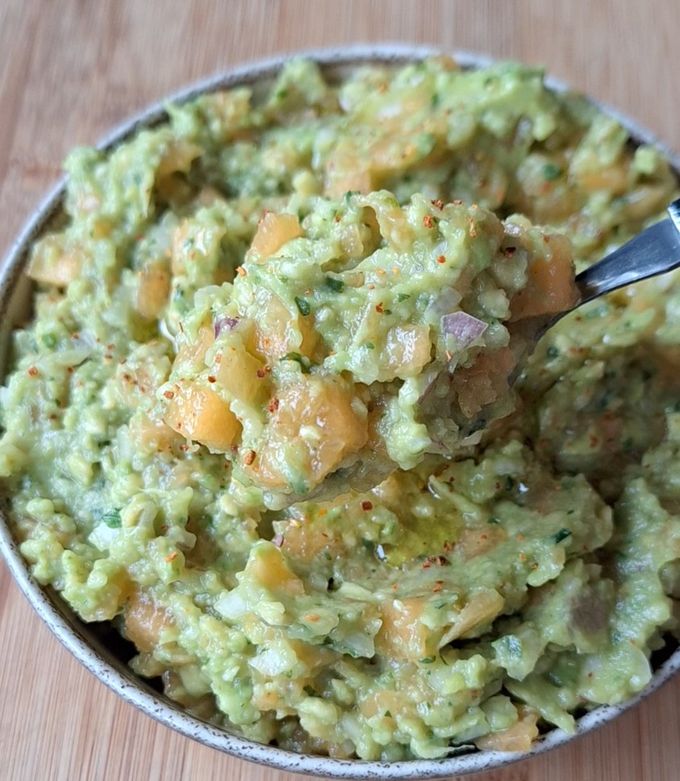 Une photo de Tartine guacamole au melon et jambon de Bayonne