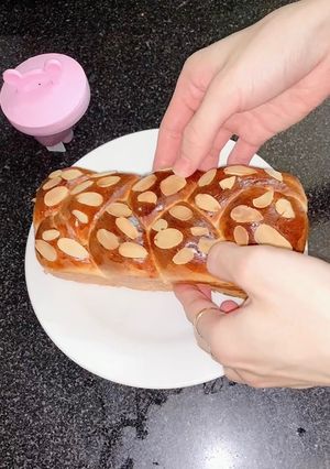 Hình của món Bánh mỳ Hoa Cúc.