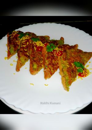 મગદાળ ટોસ્ટ (Moong Dal Toast Recipe In Gujarati) રેસીપી મુખ્ય ફોટો