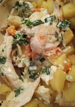 Una foto de Pollo a la plancha con salsa de verdeo y papas