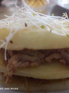 Una foto de Milhojas de patatas con pollo 🐓 al horno y vino en reducción de su propio jugo