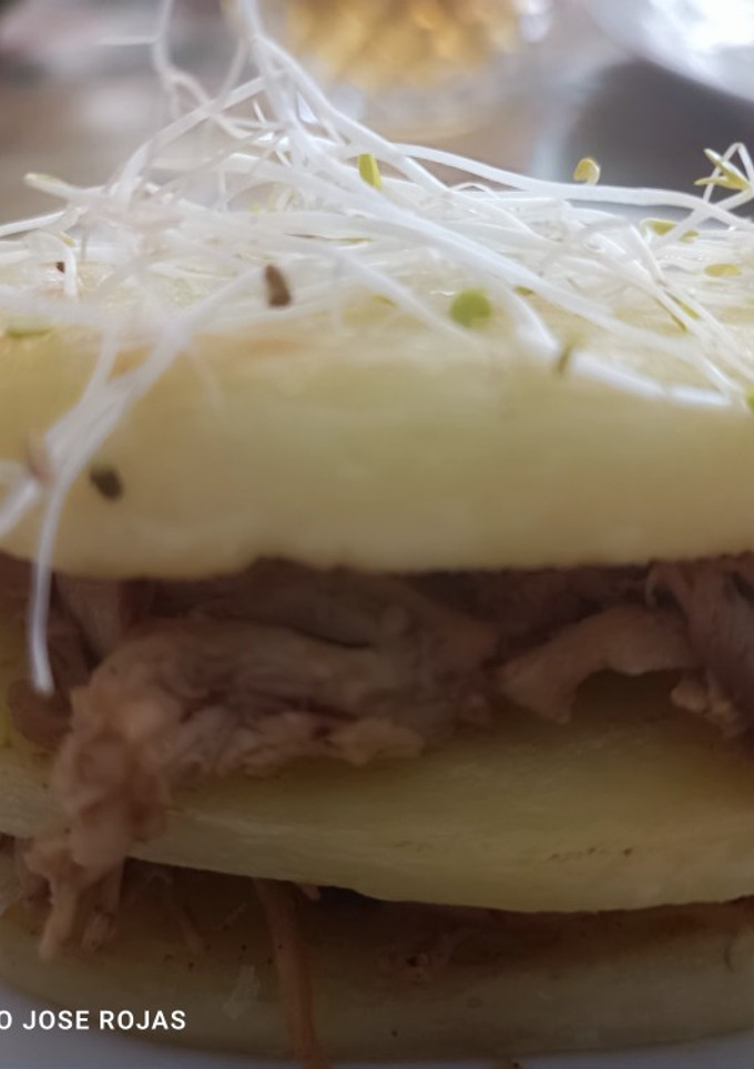 Una foto de Milhojas de patatas con pollo 🐓 al horno y vino en reducción de su propio jugo