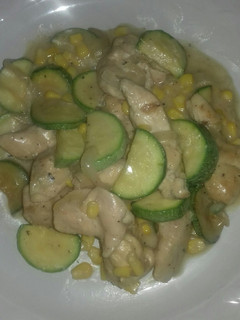 Una foto de Pollo en crema con elote y calabacitas
