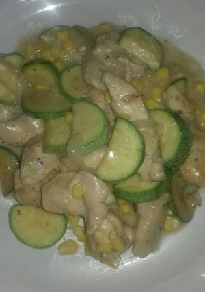 Una foto de Pollo en crema con elote y calabacitas