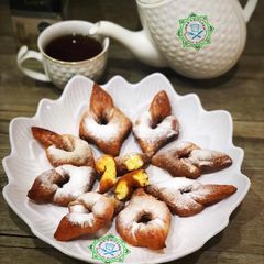 A picture of Les Bugnes (French Donuts).