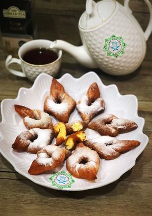 A picture of Les Bugnes (French Donuts).