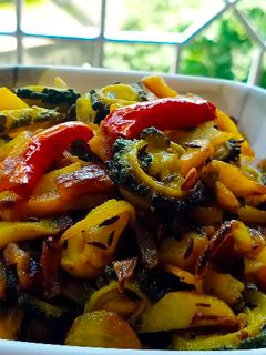 आलू करेले की भुजिया (Aloo karele ki bhujiya recipe in hindi) रेसिपी मुख्य फोटो