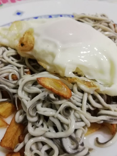 Una foto de Gulas con patatas y huevo