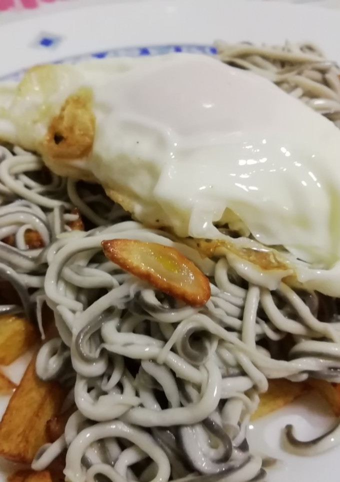 Una foto de Gulas con patatas y huevo