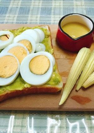 酪梨蛋吐司早餐盤 的食譜成品照片