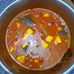 A picture of Matar paneer.