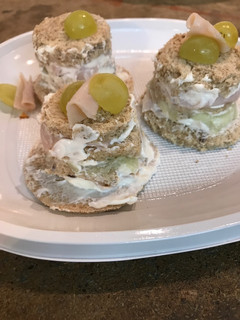 Una foto de Canapé tipo milhoja de melón y pavo