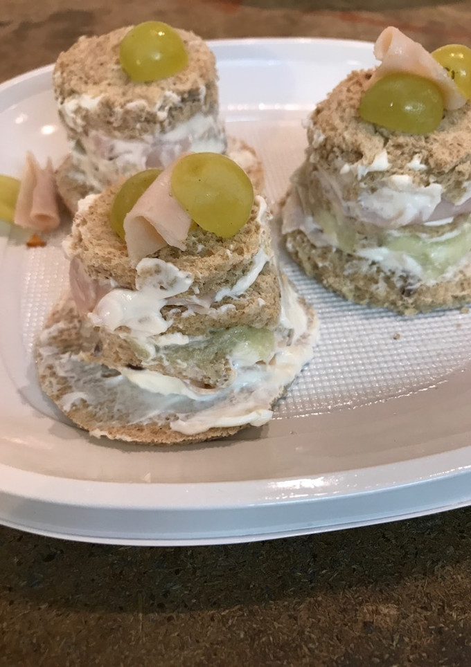 Una foto de Canapé tipo milhoja de melón y pavo