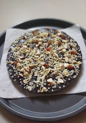 ચોકલેટ ડ્રાયફ્રુટ પીઝા (Chocolate Dryfruit Pizza Recipe In Gujarati) રેસીપી મુખ્ય ફોટો