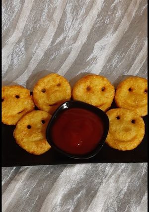 पोटॅटो स्माइलीस.😃😃 (Potato Smiles Recipe In Marathi) रेसिपी चे मुख्य फोटो 