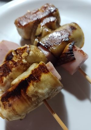 Una foto de Brochets o pinchos de berenjena y jamón