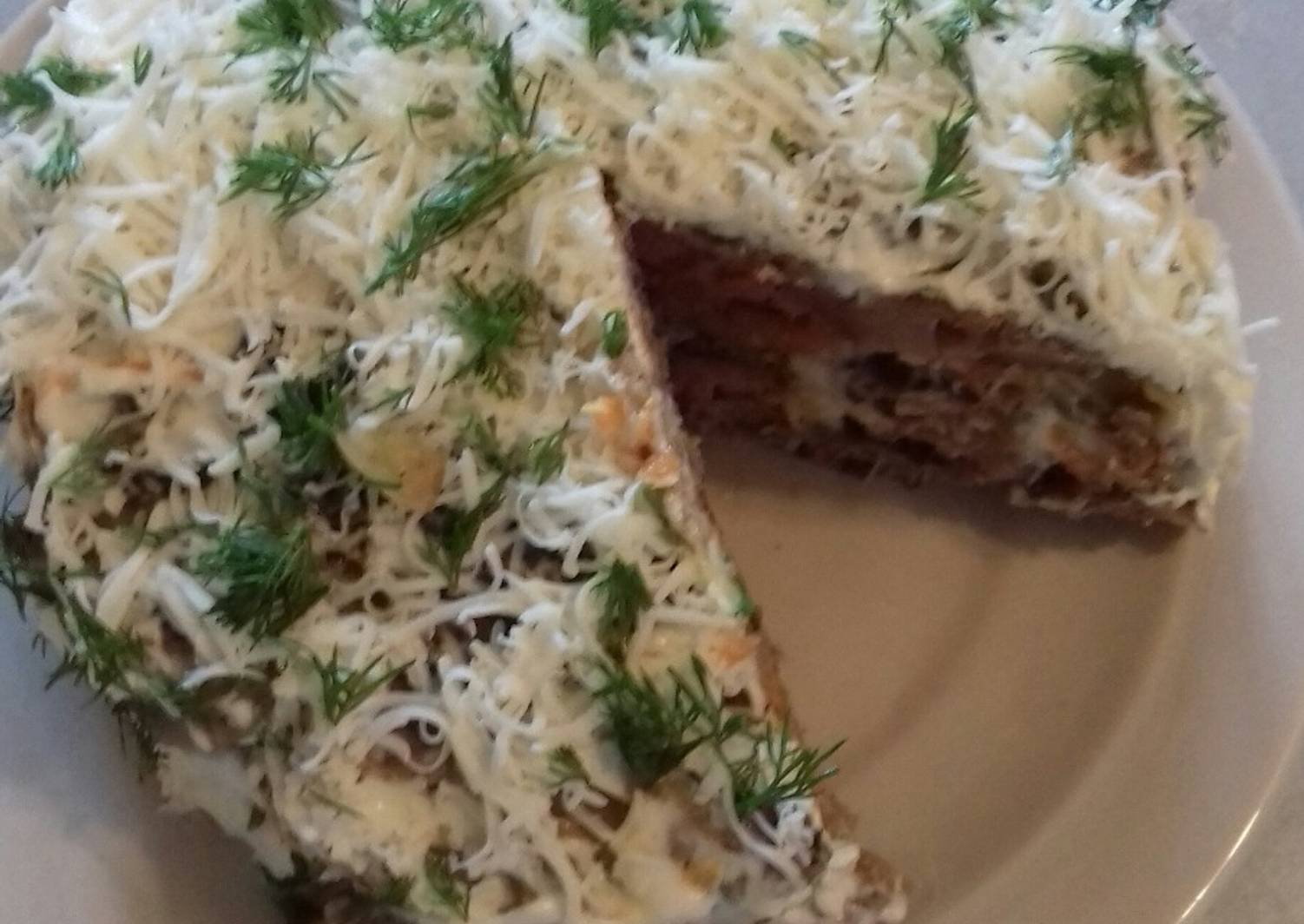 закусочный торт из омлетных блинчиков. закусочный торт с грибами и сыром. закусочный блинный торт с грибами. закусочный торт с куриными сердечками. закусочный грибной торт наполеон.