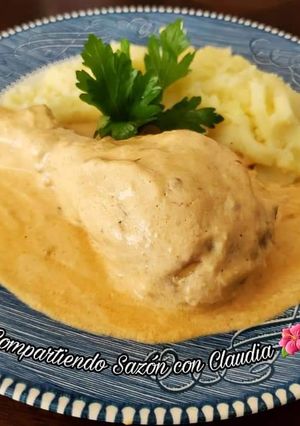 Una foto de Pollo con crema de chipotle 🌺