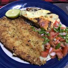 Una foto de Pescado frito empanizado con chicharrón