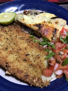 Una foto de Pescado frito empanizado con chicharrón
