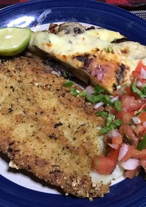 Una foto de Pescado frito empanizado con chicharrón
