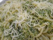 Una foto de pasta al pesto de albahaca
