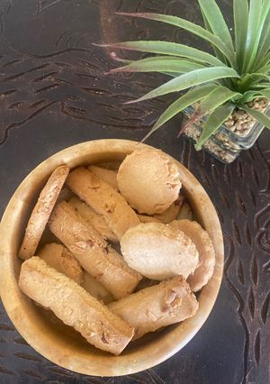 A picture of Almond biscuits.