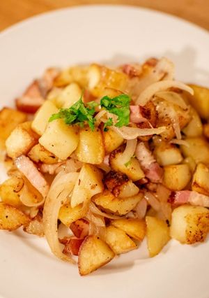 A picture of German fries.