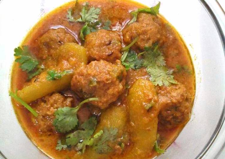 Recipe of Perfect Pointed Gourd with Mutton Kofta Gravy