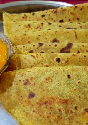 मूग डाळ पूरण पोळी (moong dal puranpoli recipe in marathi) रेसिपी चे मुख्य फोटो 