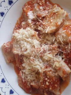Una foto de Ravioles de ricota, jamón y nuez con salsa  (mi) bolgnesa