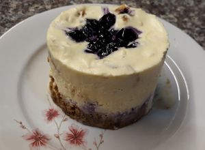 Una foto de Tiramisú con salsa de arándanos