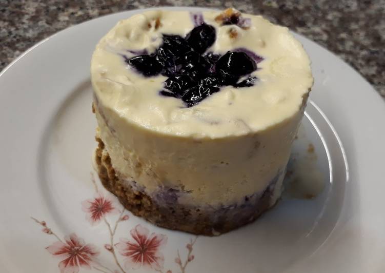 Tiramisú con salsa de arándanos