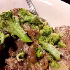 A picture of Steak & Broccoli in Garlic Cream sauce.