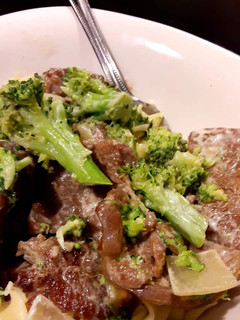 A picture of Steak & Broccoli in Garlic Cream sauce.