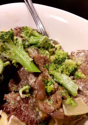 A picture of Steak & Broccoli in Garlic Cream sauce.