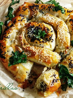 Una foto de Spanakopita de kale