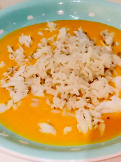 Una foto de Crema de calabaza con mollitas de rape y arroz blanco