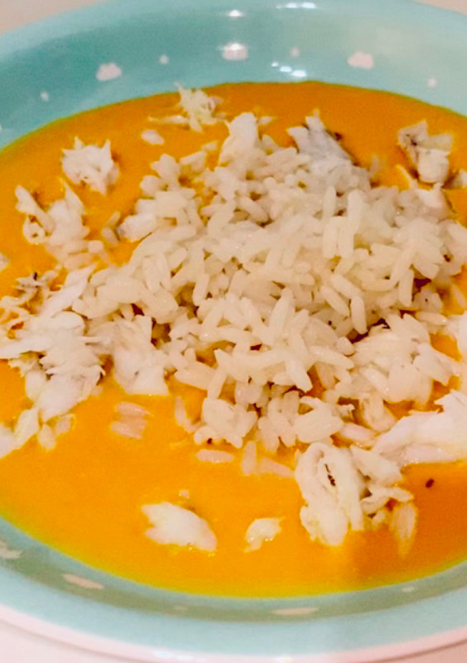 Una foto de Crema de calabaza con mollitas de rape y arroz blanco