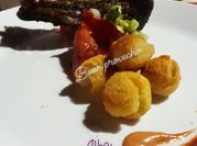 Una foto de costeletas de carne horno